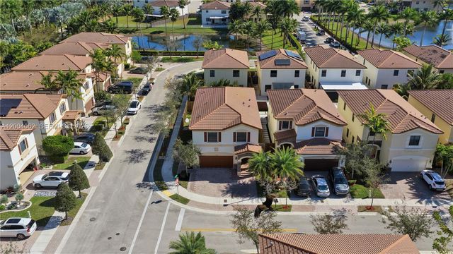 8895 NW 100th Pl, Doral, FL 33178