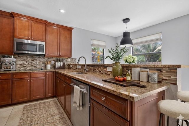 8895 NW 100th Pl, Doral, FL 33178