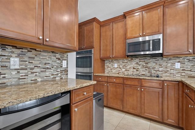8895 NW 100th Pl, Doral, FL 33178