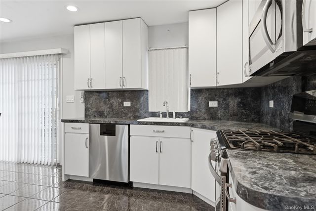 22 Randal Drive, Bethpage, NY 11714