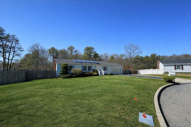 4 Mews Court, Holtsville, NY 11742