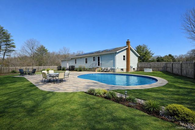 4 Mews Court, Holtsville, NY 11742