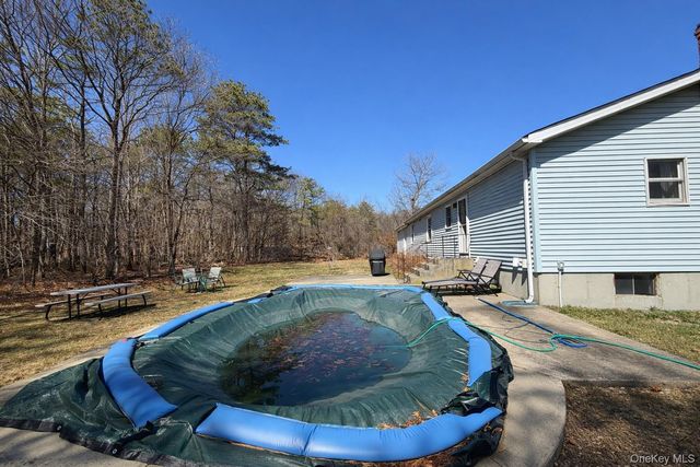 4 Mews Court, Holtsville, NY 11742