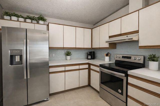 4 Mews Court, Holtsville, NY 11742