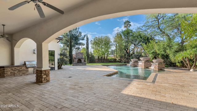 7233 E ROYAL PALM Road, Scottsdale, AZ 85258