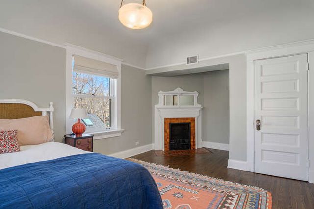 1211 Hinman Avenue, Evanston, IL 60202