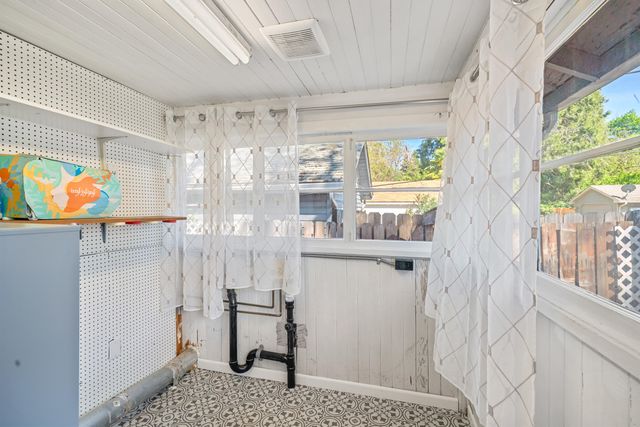 1028 E 11th Street, Medford, OR 97504