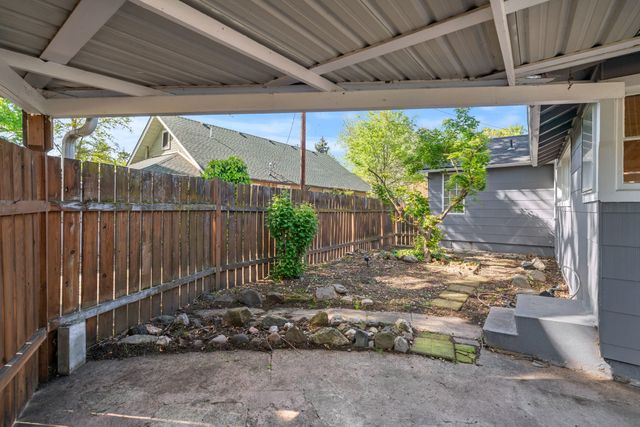 1028 E 11th Street, Medford, OR 97504