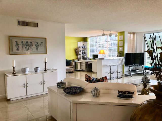 800 Cypress Grove Drive 204, Pompano Beach, FL 33069