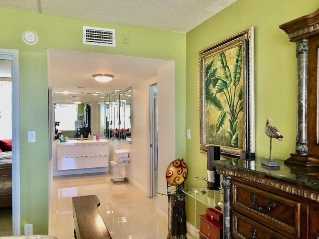 800 Cypress Grove Drive 204, Pompano Beach, FL 33069
