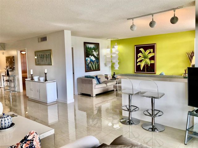 800 Cypress Grove Drive 204, Pompano Beach, FL 33069