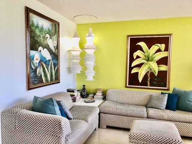 800 Cypress Grove Drive 204, Pompano Beach, FL 33069