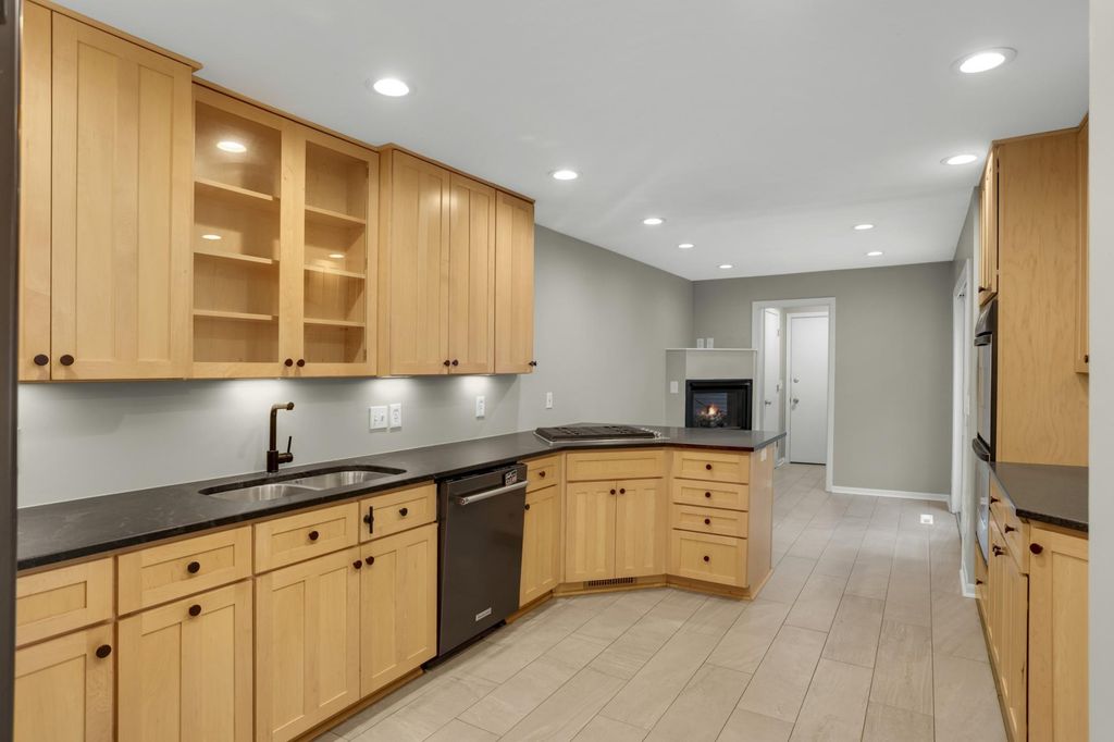 7 Wellesley Place, Edina, MN 55436 — photo 3