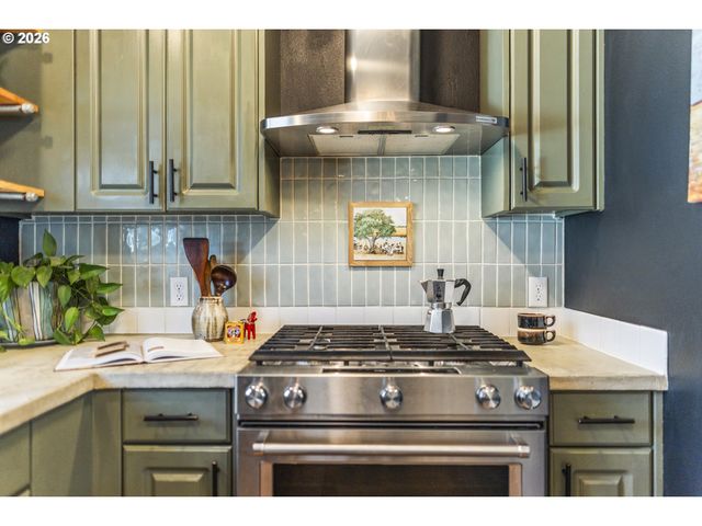 6821 N ARMOUR St, Portland, OR 97203