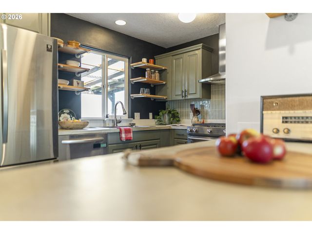 6821 N ARMOUR St, Portland, OR 97203