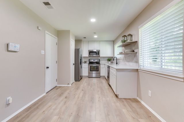 433 Linda Drive, Burleson, TX 76028