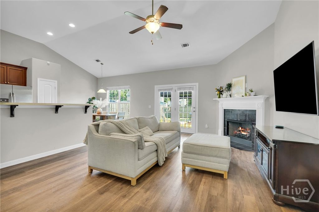 Image 11 of property listing at 13 Twin Oaks Place, Savannah, GA 31407