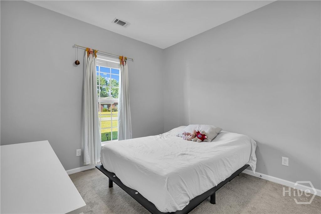 Image 12 of property listing at 13 Twin Oaks Place, Savannah, GA 31407