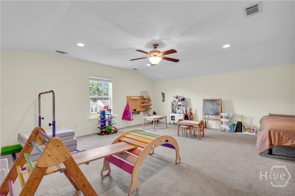 Image 14 of property listing at 13 Twin Oaks Place, Savannah, GA 31407