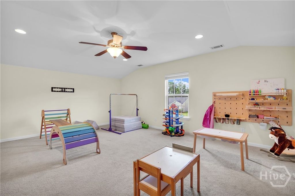 Image 15 of property listing at 13 Twin Oaks Place, Savannah, GA 31407