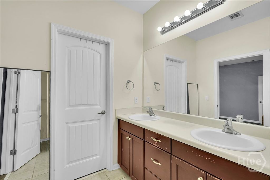 Image 17 of property listing at 13 Twin Oaks Place, Savannah, GA 31407