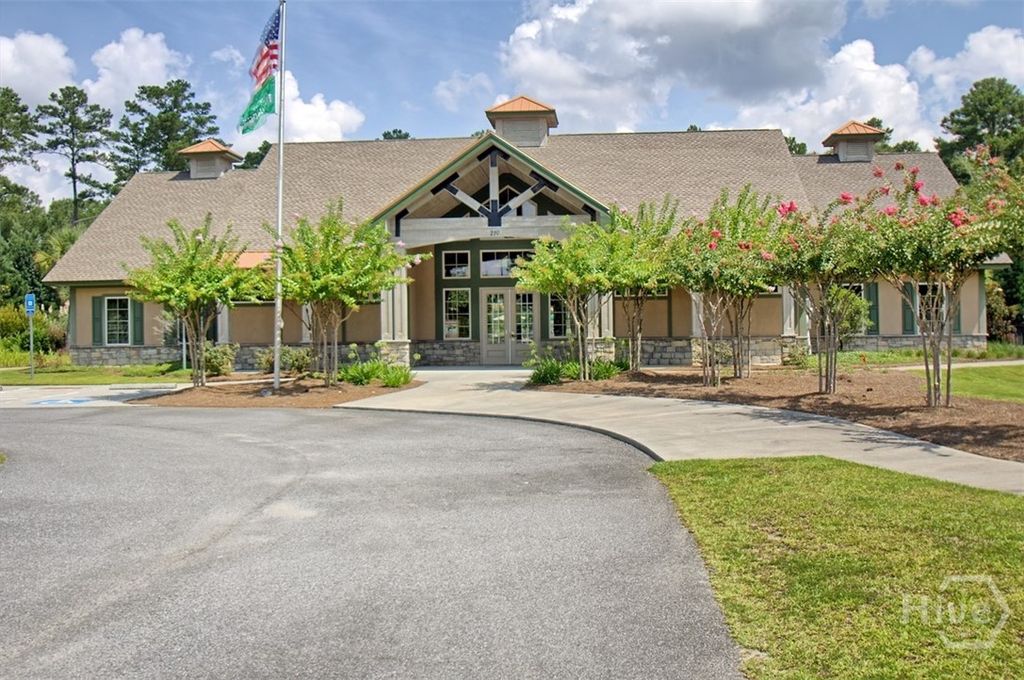 Image 23 of property listing at 13 Twin Oaks Place, Savannah, GA 31407