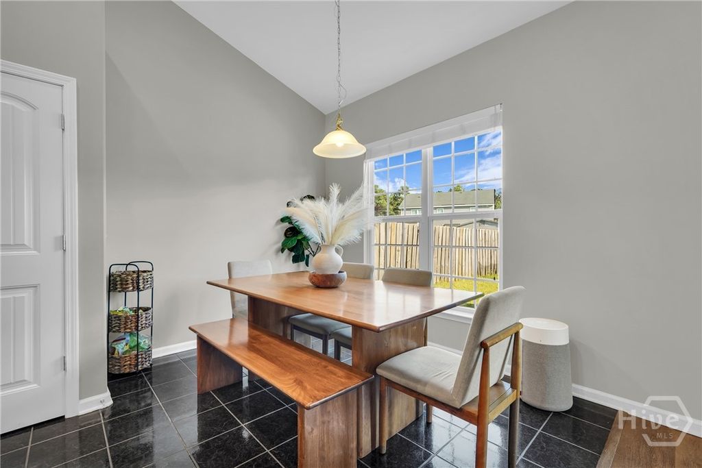 Image 4 of property listing at 13 Twin Oaks Place, Savannah, GA 31407