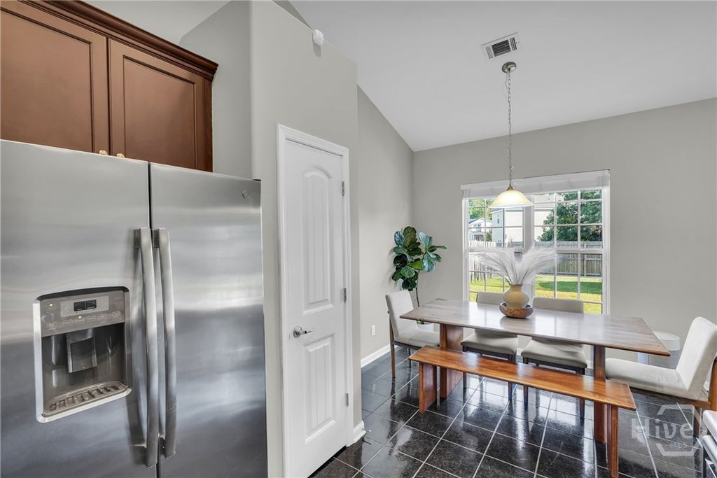 Image 5 of property listing at 13 Twin Oaks Place, Savannah, GA 31407