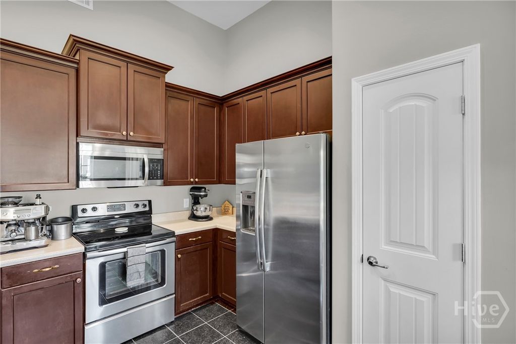 Image 6 of property listing at 13 Twin Oaks Place, Savannah, GA 31407