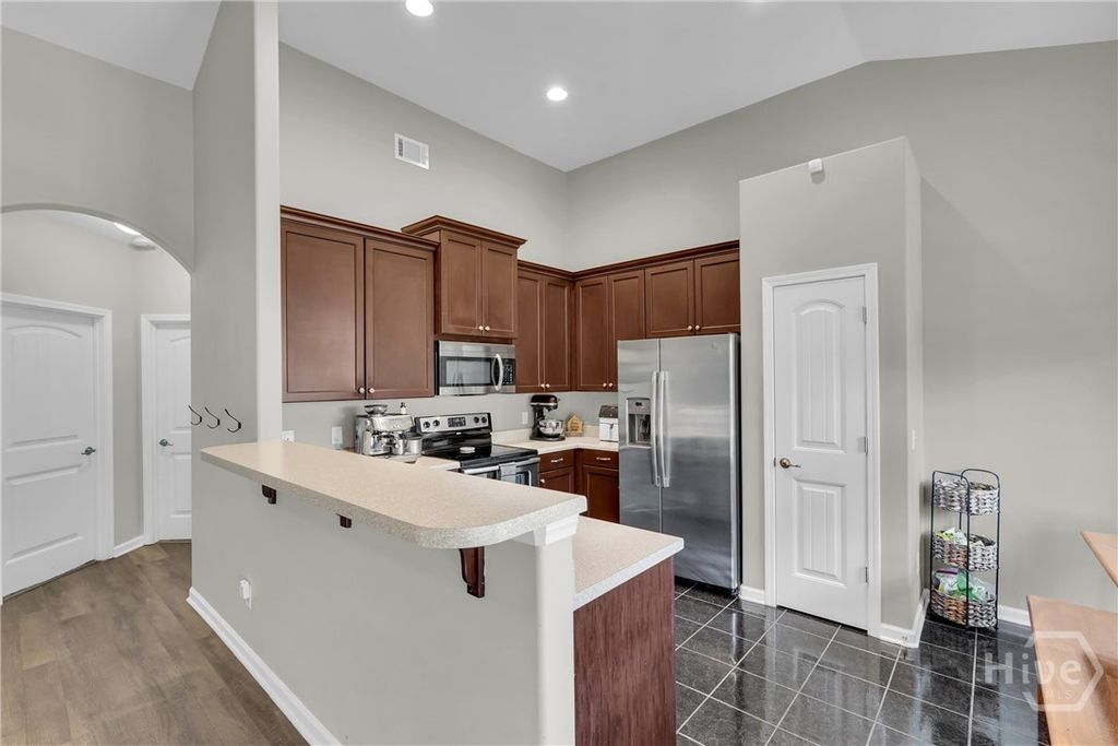 Image 7 of property listing at 13 Twin Oaks Place, Savannah, GA 31407