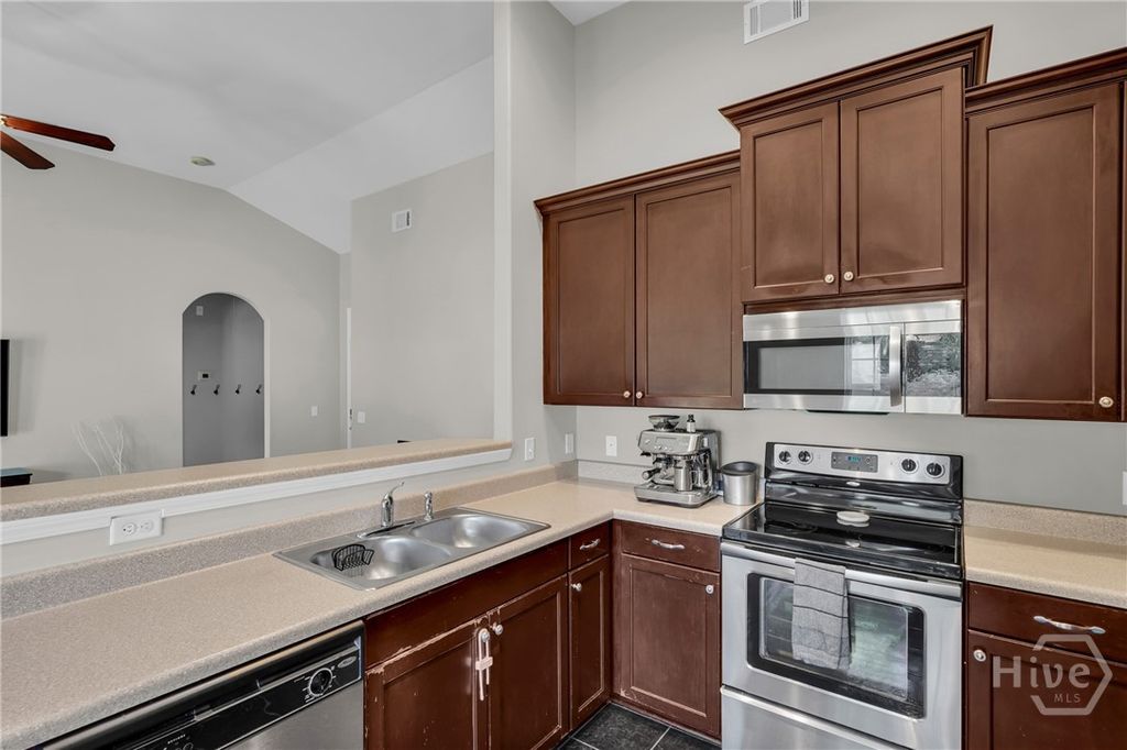 Image 8 of property listing at 13 Twin Oaks Place, Savannah, GA 31407