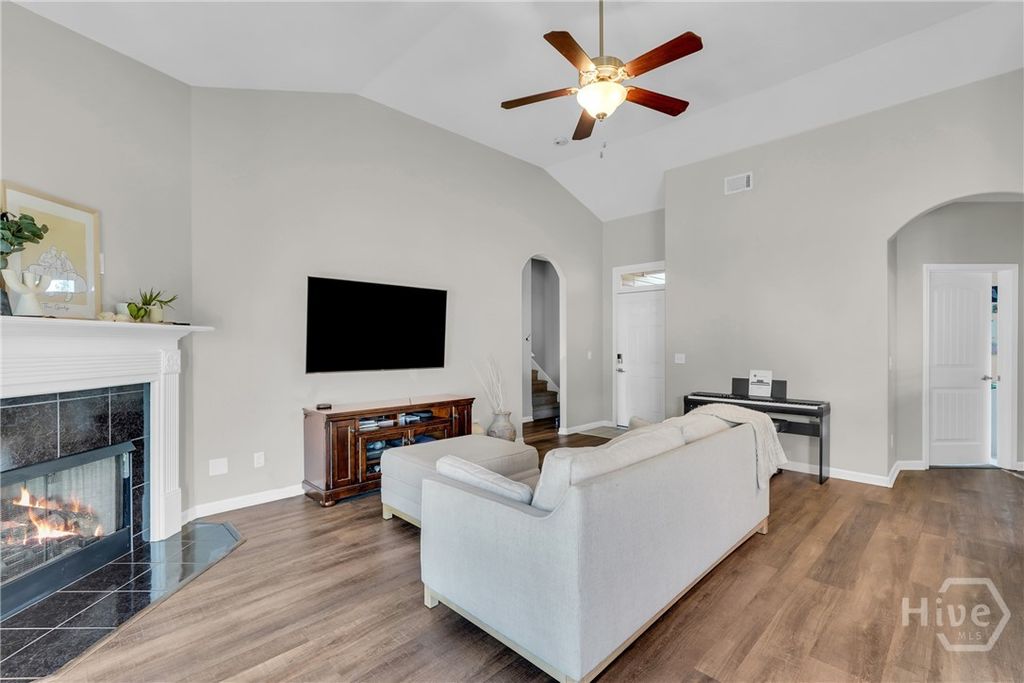 Image 9 of property listing at 13 Twin Oaks Place, Savannah, GA 31407