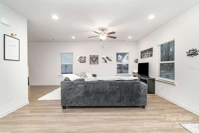 1124 Thayer Glen Court, Charlotte, NC 28213