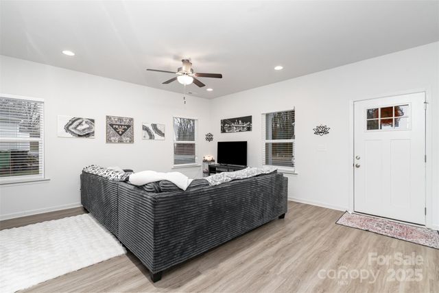 1124 Thayer Glen Court, Charlotte, NC 28213