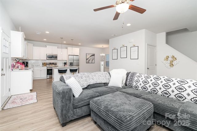 1124 Thayer Glen Court, Charlotte, NC 28213