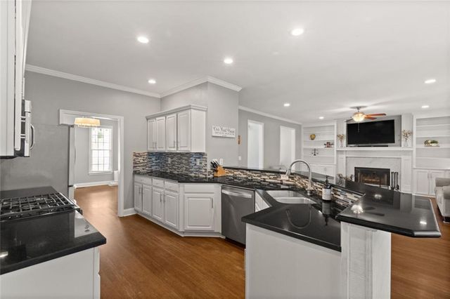 824 Hillcrest Lane, Woodstock, GA 30189