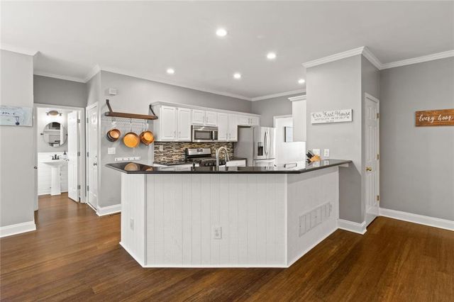 824 Hillcrest Lane, Woodstock, GA 30189