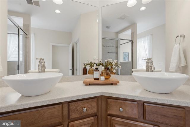 103 BLEEDING HEART DR, White Post, VA 22663