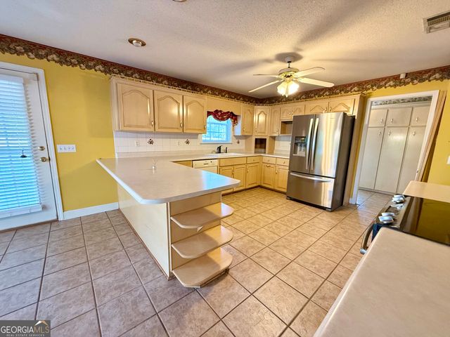 494 Hunter Road NW, Baxley, GA 31513