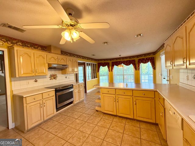 494 Hunter Road NW, Baxley, GA 31513
