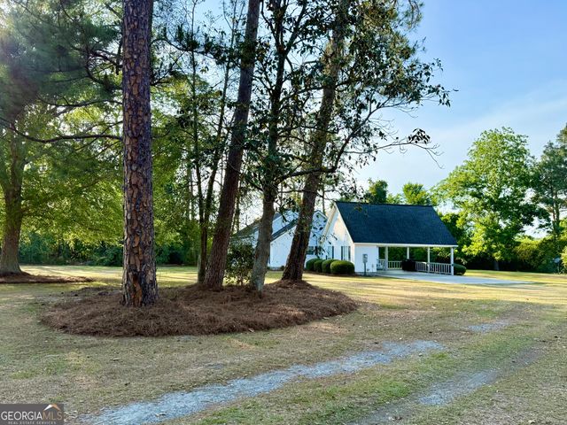494 Hunter Road NW, Baxley, GA 31513