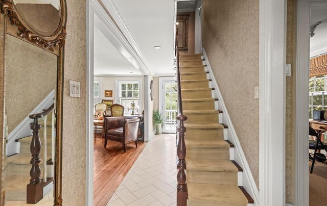 80 E Broadway, Roslyn, NY 11576