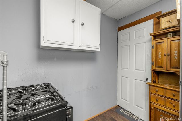 5706 Robindale Avenue, Dearborn Heights, MI 48127