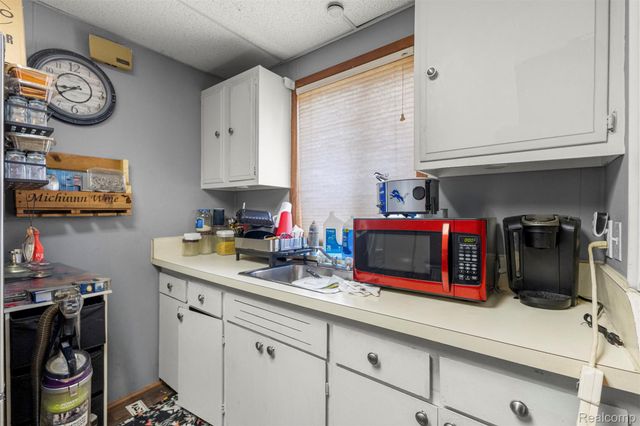 5706 Robindale Avenue, Dearborn Heights, MI 48127