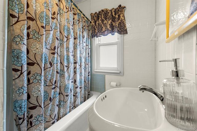 5706 Robindale Avenue, Dearborn Heights, MI 48127