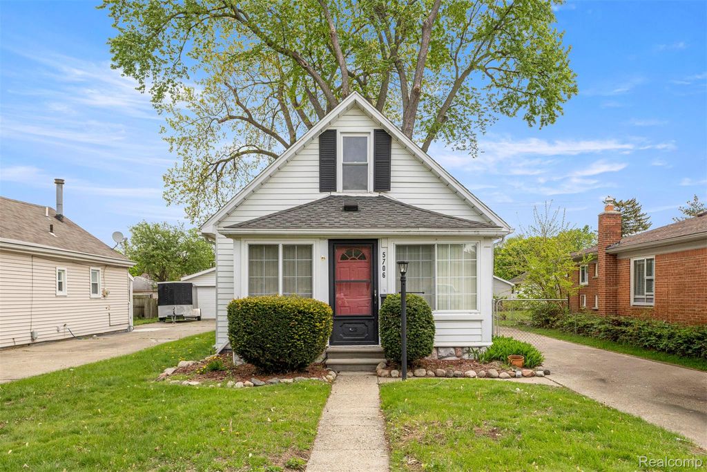 5706 Robindale Avenue, Dearborn Heights, MI 48127