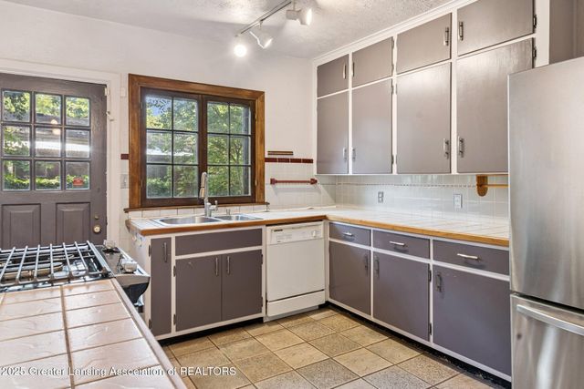 1107 W Grand River Avenue, East Lansing, MI 48823