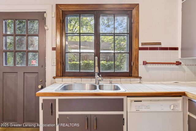 1107 W Grand River Avenue, East Lansing, MI 48823