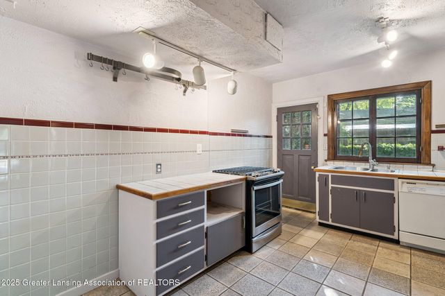 1107 W Grand River Avenue, East Lansing, MI 48823