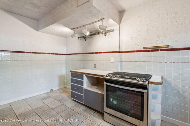 1107 W Grand River Avenue, East Lansing, MI 48823